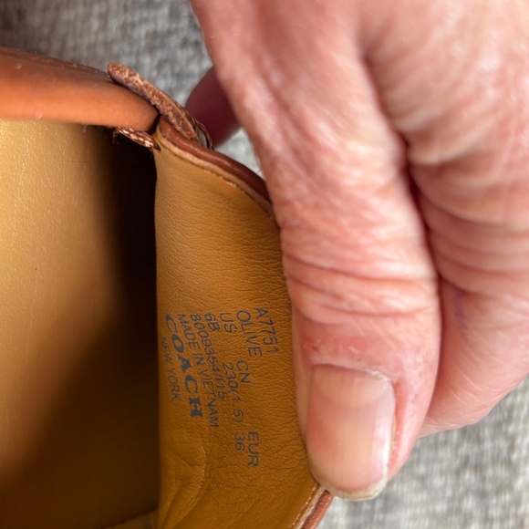Coach Olive Loafer Flats, Tan Pebbled Leather, Gold Chain Hardware, Size 6B - Picture 8 of 8